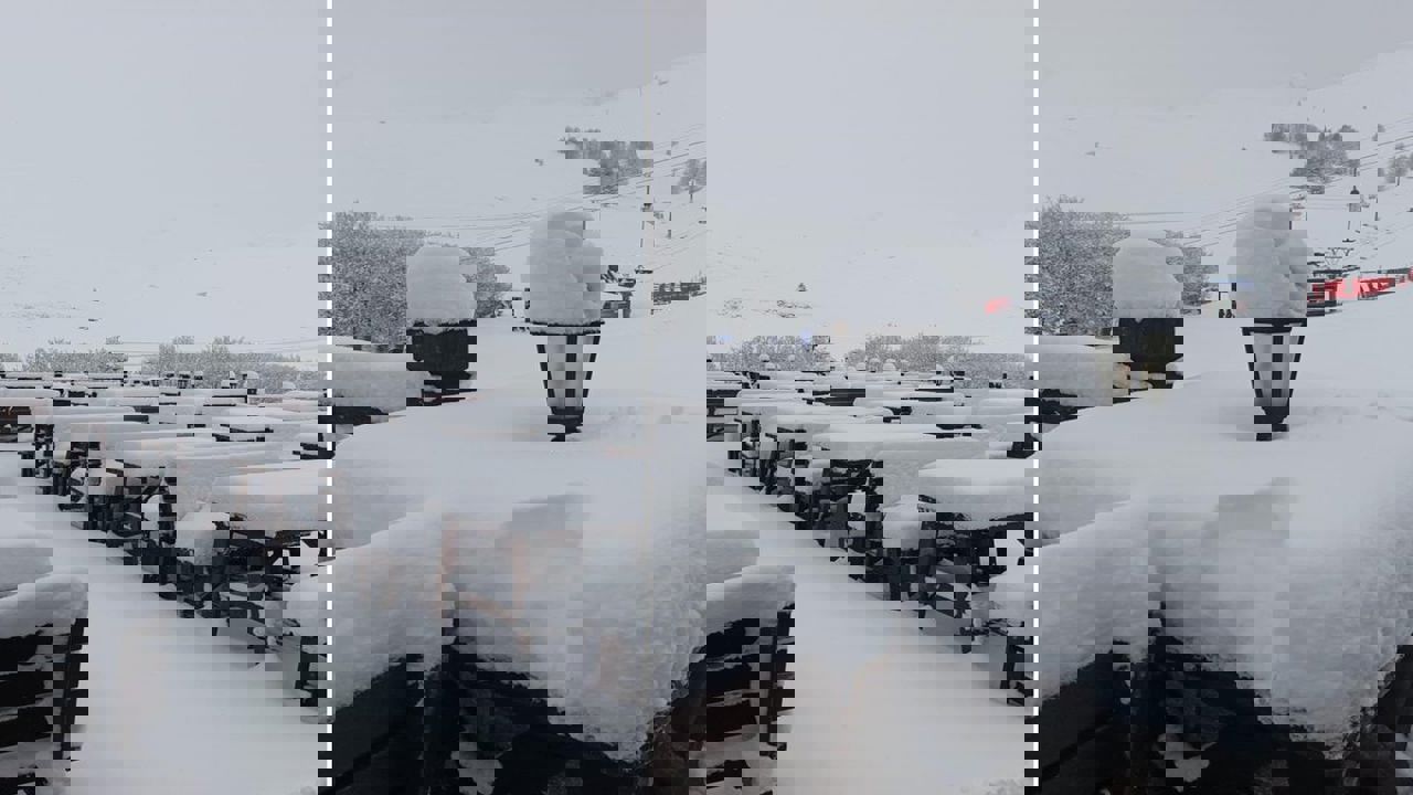 Mayıs gelmeden kış geri döndü: Uludağ’da kar kalınlığı 1 metreye ulaştı