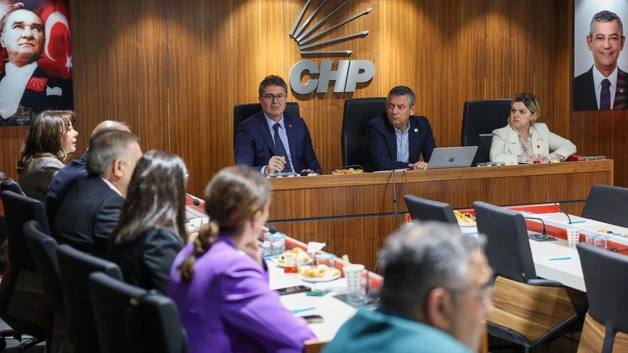 CHP’de Kritik Zirve: Özgür Özel Belediye Başkanlarıyla Yol Haritasını Belirliyor